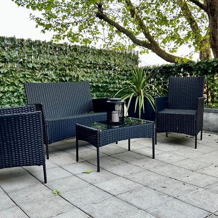 Stylish One-Bedroom Rental With Private Patio In Zone 2 Londen Buitenkant foto
