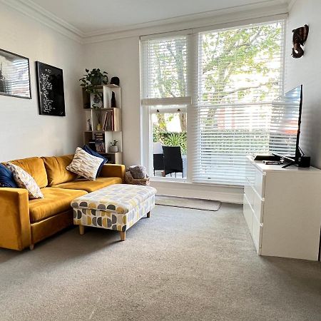 Stylish One-Bedroom Rental With Private Patio In Zone 2 Londen Buitenkant foto