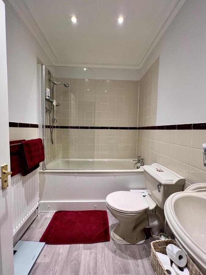Stylish One-Bedroom Rental With Private Patio In Zone 2 Londen Buitenkant foto