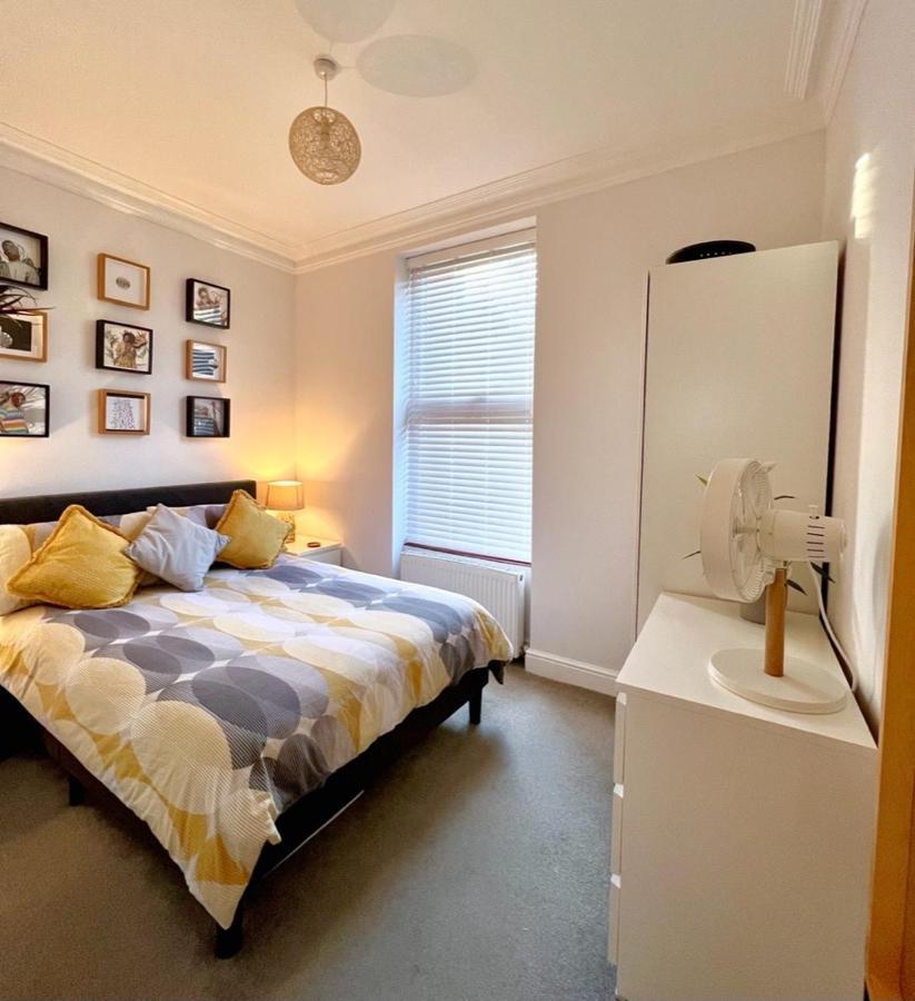 Stylish One-Bedroom Rental With Private Patio In Zone 2 Londen Buitenkant foto