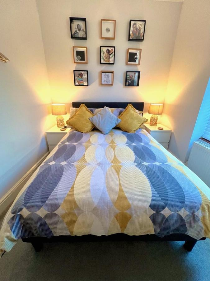 Stylish One-Bedroom Rental With Private Patio In Zone 2 Londen Buitenkant foto