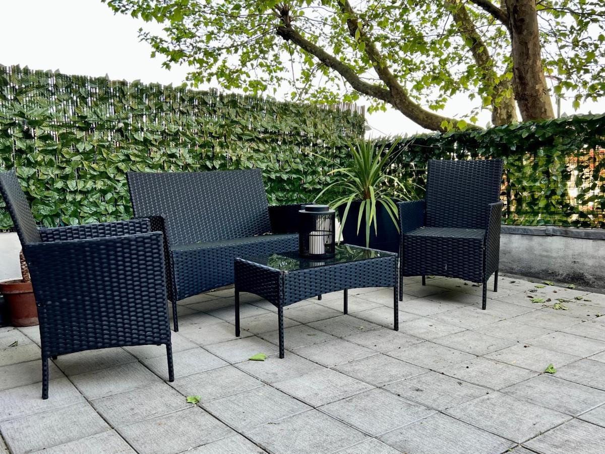 Stylish One-Bedroom Rental With Private Patio In Zone 2 Londen Buitenkant foto