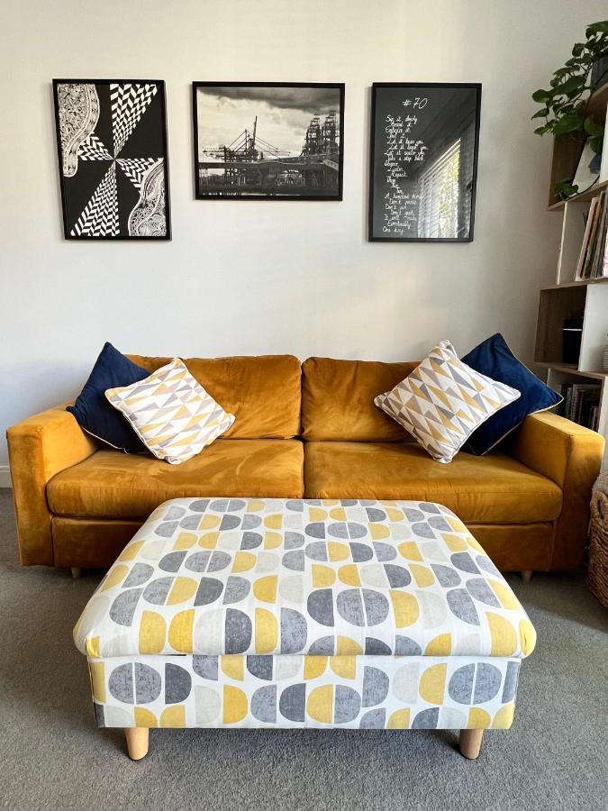 Stylish One-Bedroom Rental With Private Patio In Zone 2 Londen Buitenkant foto