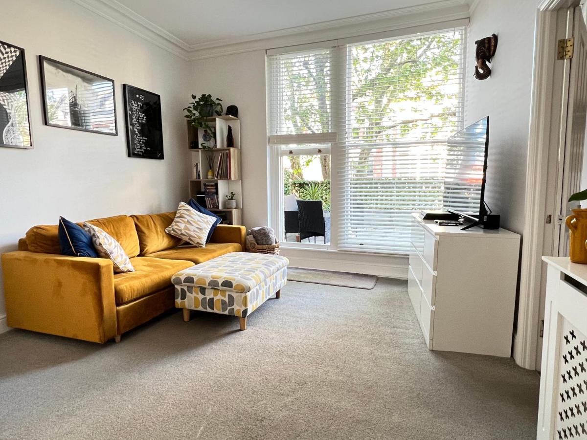 Stylish One-Bedroom Rental With Private Patio In Zone 2 Londen Buitenkant foto