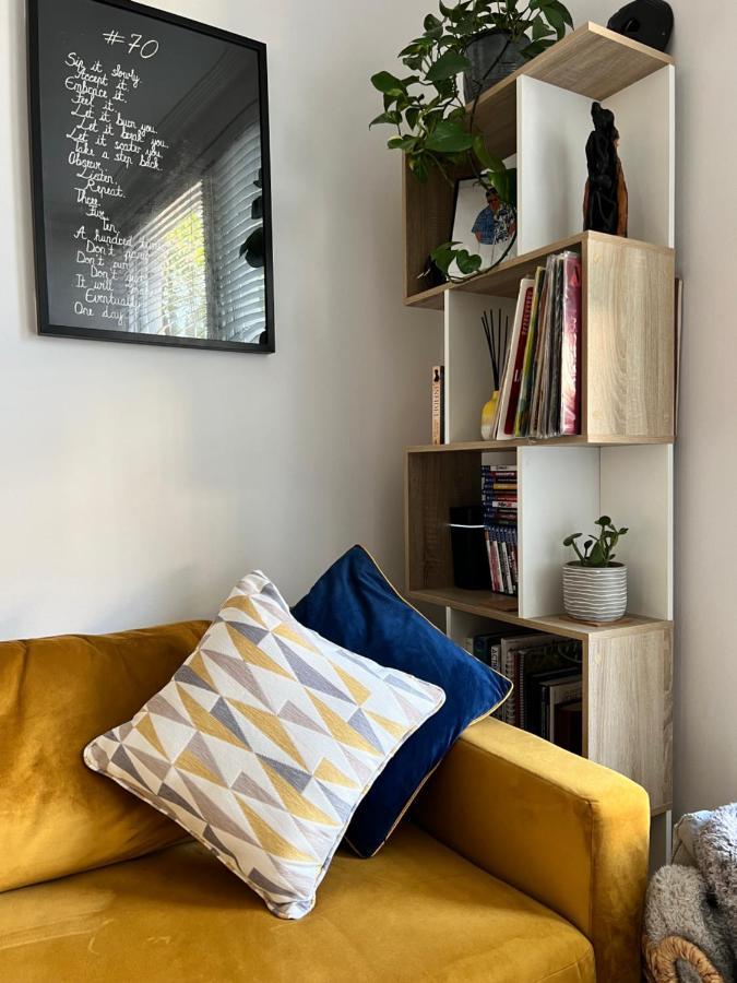 Stylish One-Bedroom Rental With Private Patio In Zone 2 Londen Buitenkant foto