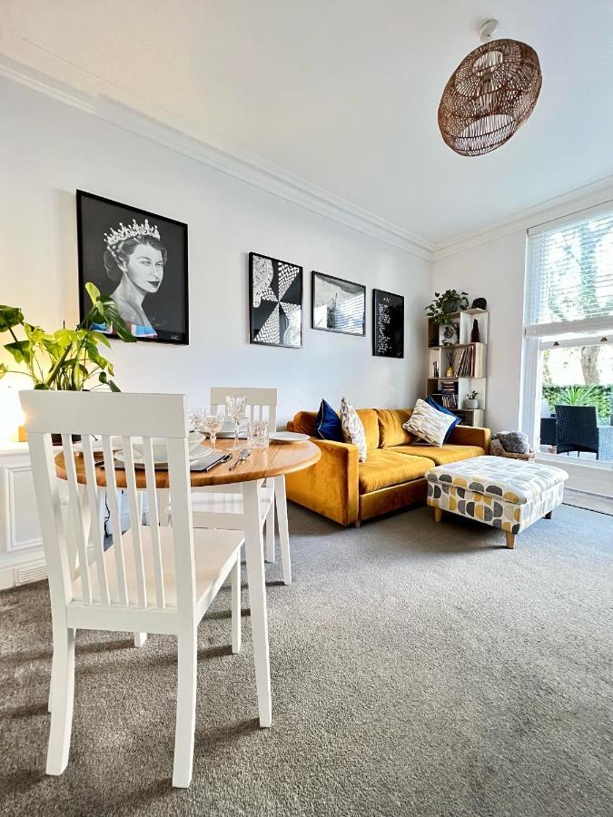Stylish One-Bedroom Rental With Private Patio In Zone 2 Londen Buitenkant foto