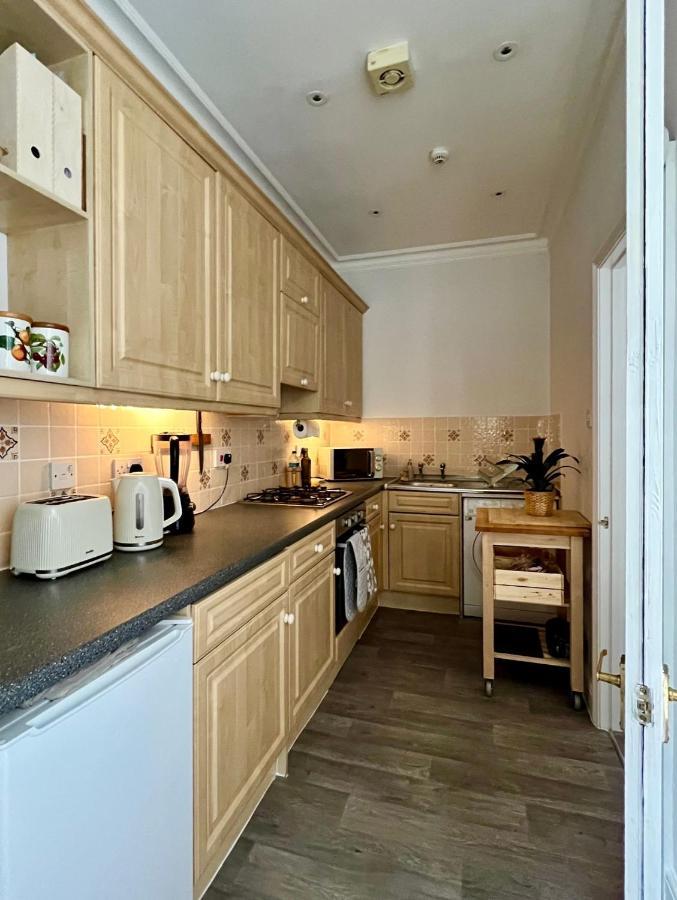 Stylish One-Bedroom Rental With Private Patio In Zone 2 Londen Buitenkant foto