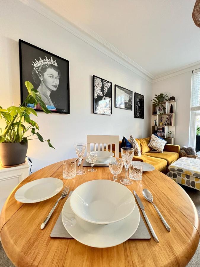 Stylish One-Bedroom Rental With Private Patio In Zone 2 Londen Buitenkant foto