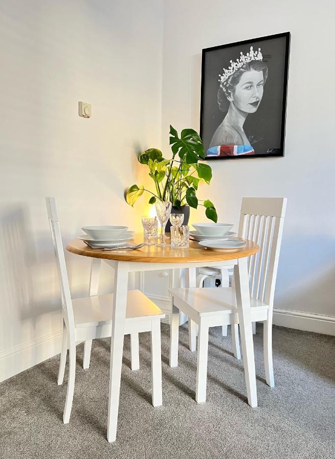Stylish One-Bedroom Rental With Private Patio In Zone 2 Londen Buitenkant foto