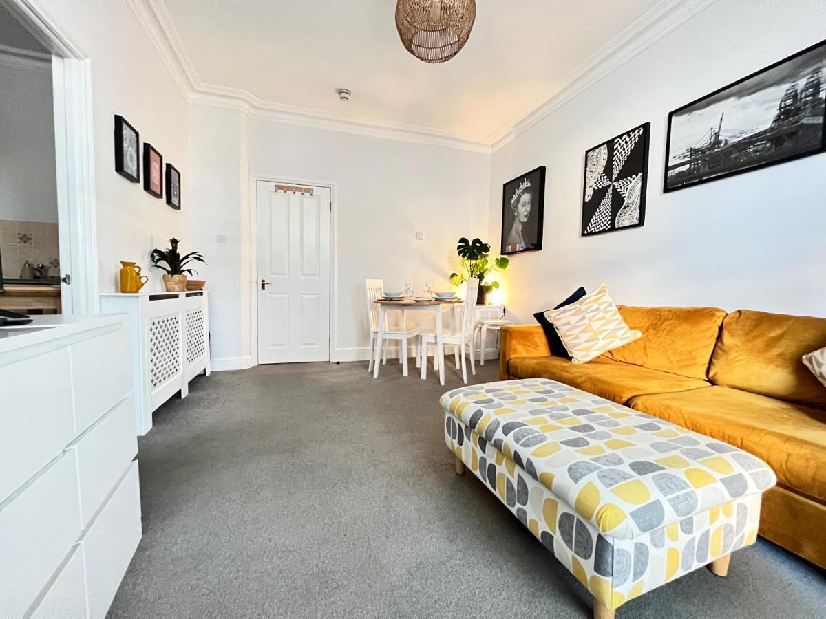 Stylish One-Bedroom Rental With Private Patio In Zone 2 Londen Buitenkant foto